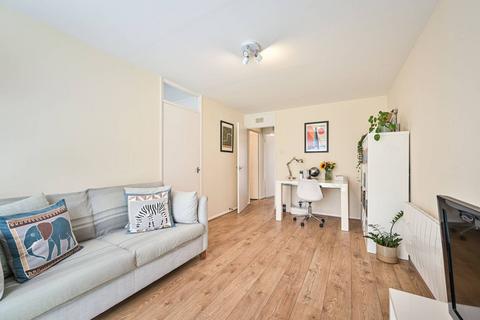 27 Larch Close, London, N11 3NU