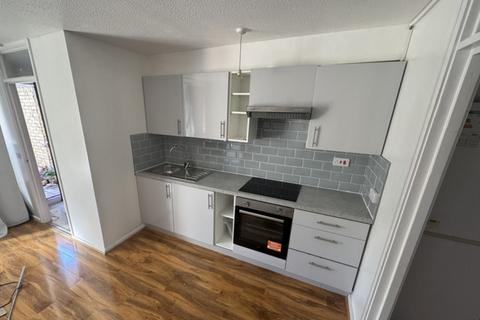 2 bedroom flat to rent, London SE27