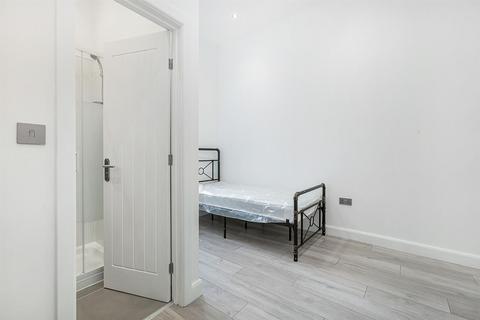 Studio to rent, Beaconsfield Terrace Road, London W14