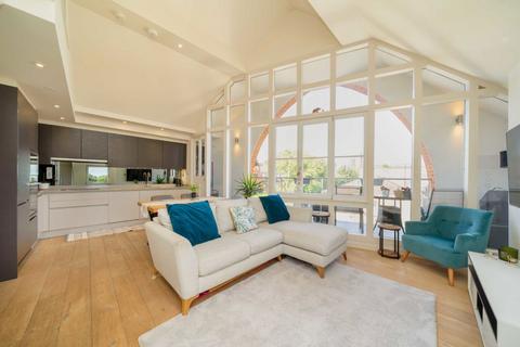2 bedroom flat for sale, Archway Road, London N6