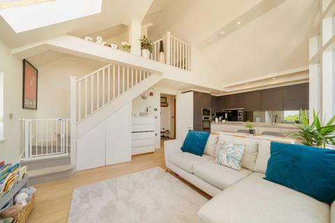 2 bedroom flat for sale, Archway Road, London N6