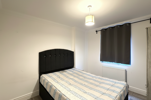 2 bedroom flat to rent, Claremont Close, London E16