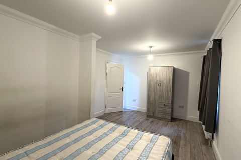 2 bedroom flat to rent, Claremont Close, London E16
