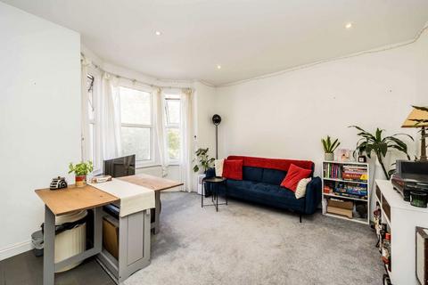 2 bedroom flat for sale, Comyn Road, London SW11