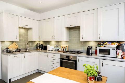 2 bedroom flat for sale, Comyn Road, London SW11
