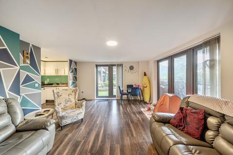 3 bedroom apartment for sale, Nobel Close, Theodor Court, NW9