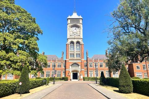 2 bedroom flat to rent, Royal Connaught Drive, Bushey