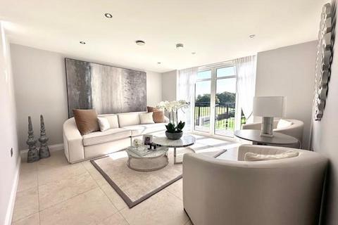 2 bedroom flat to rent, Royal Connaught Drive, Bushey