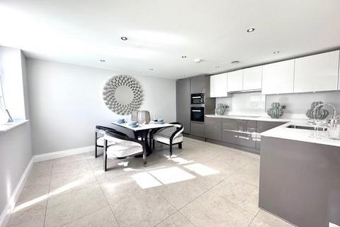 2 bedroom flat to rent, Royal Connaught Drive, Bushey