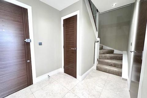 2 bedroom flat to rent, Royal Connaught Drive, Bushey
