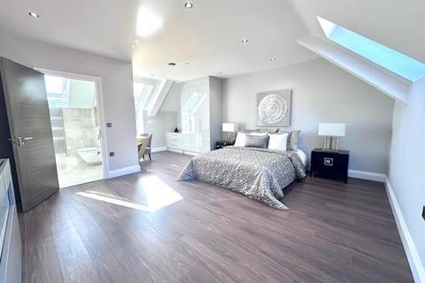 2 bedroom flat to rent, Royal Connaught Drive, Bushey