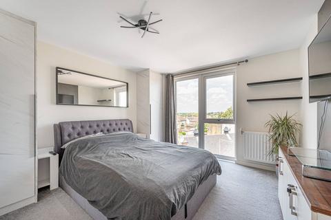 3 bedroom flat to rent, Coleby House, Cricklewood, London, NW2