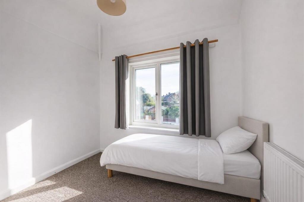 Single Bedroom (002).jpg