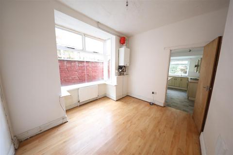 3 bedroom end of terrace house to rent, St. Matthew Street, Hull