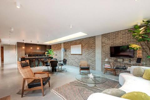 3 bedroom apartment to rent, Weymouth Mews, London W1G