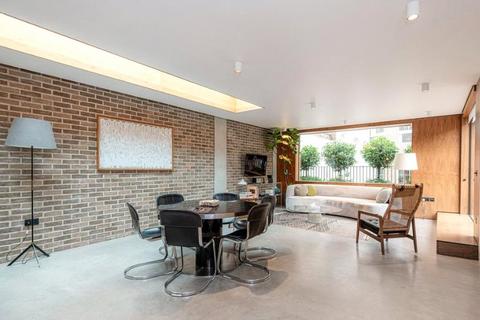 3 bedroom apartment to rent, Weymouth Mews, London W1G