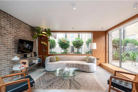 3 bedroom apartment to rent, Weymouth Mews, London W1G