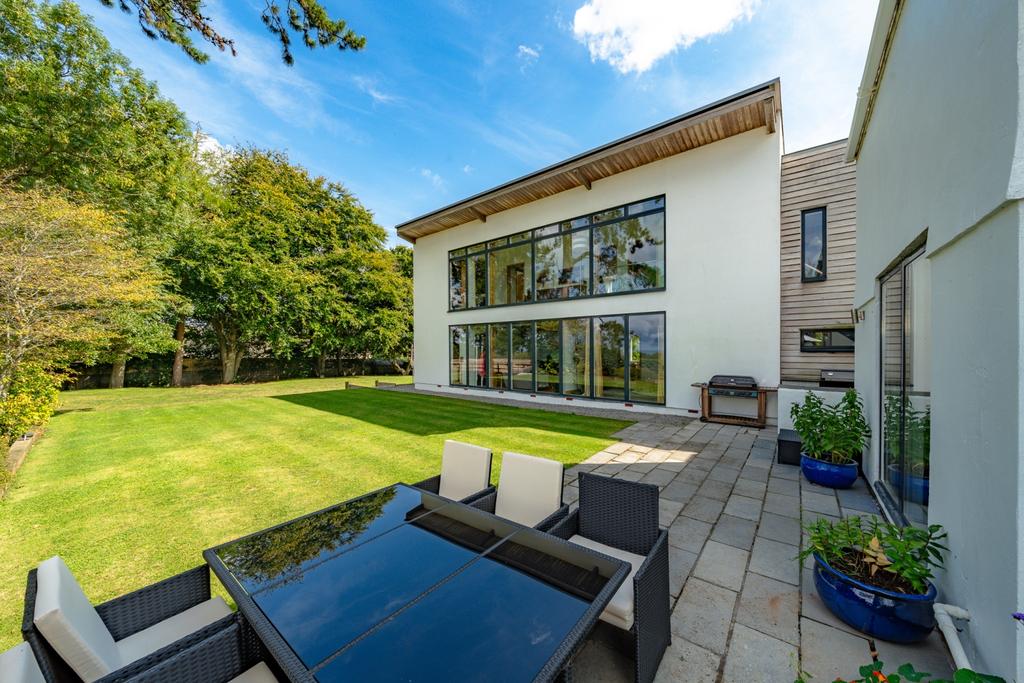 Rear garden and outdoor dining