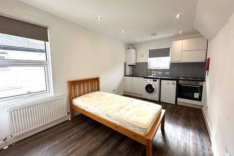 Studio to rent, Harringay Road, London N15