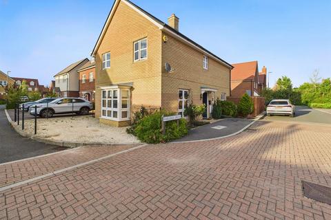 4 bedroom detached house for sale, Farleigh Drive, Aylesbury HP18