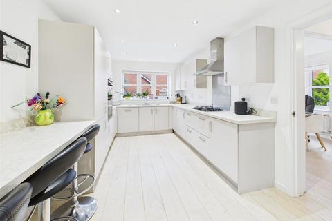 4 bedroom detached house for sale, Farleigh Drive, Aylesbury HP18