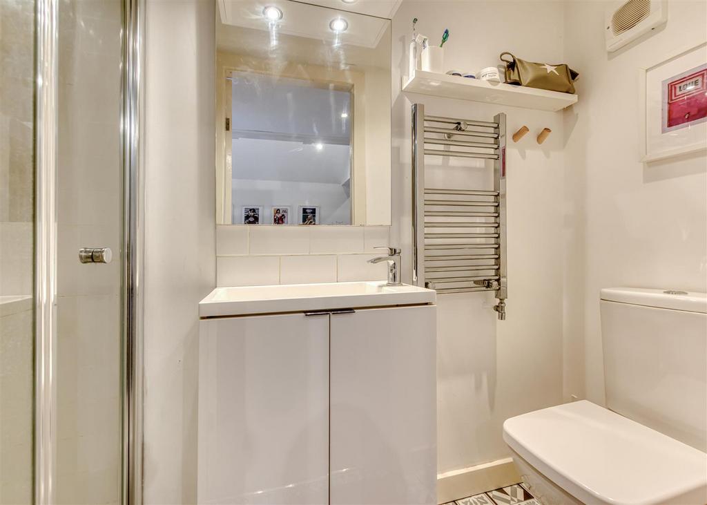 Hilltop-bed1 ensuite.jpg