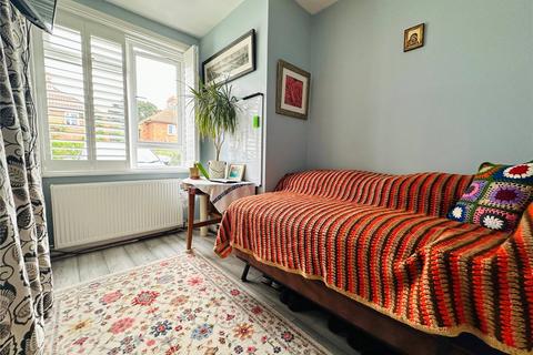 2 bedroom flat for sale, Broadmead, London, SE6