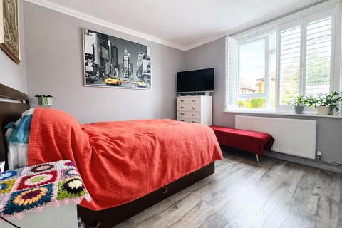 2 bedroom flat for sale, Broadmead, London, SE6
