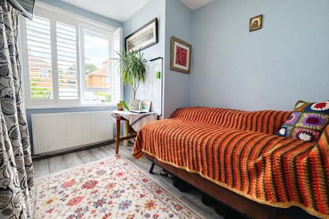 2 bedroom flat for sale, Broadmead, London, SE6