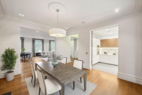 3 bedroom flat for sale, Ennismore Gardens, London, SW7