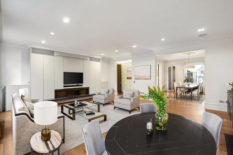 3 bedroom flat for sale, Ennismore Gardens, London, SW7