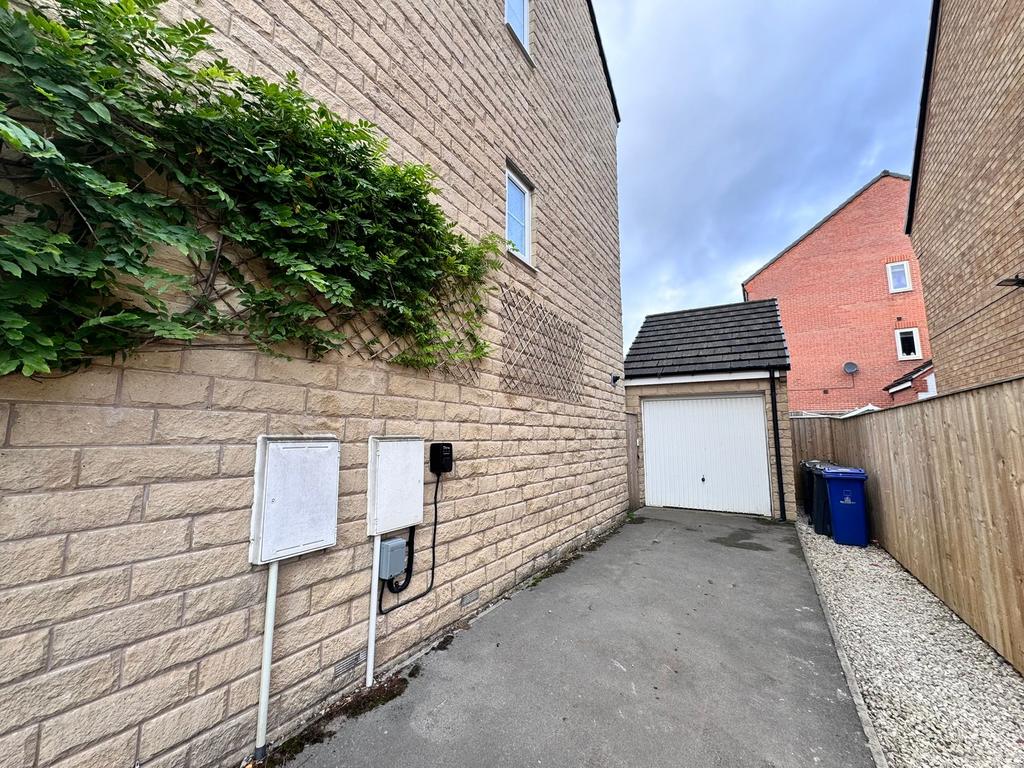Driveway/detached garage