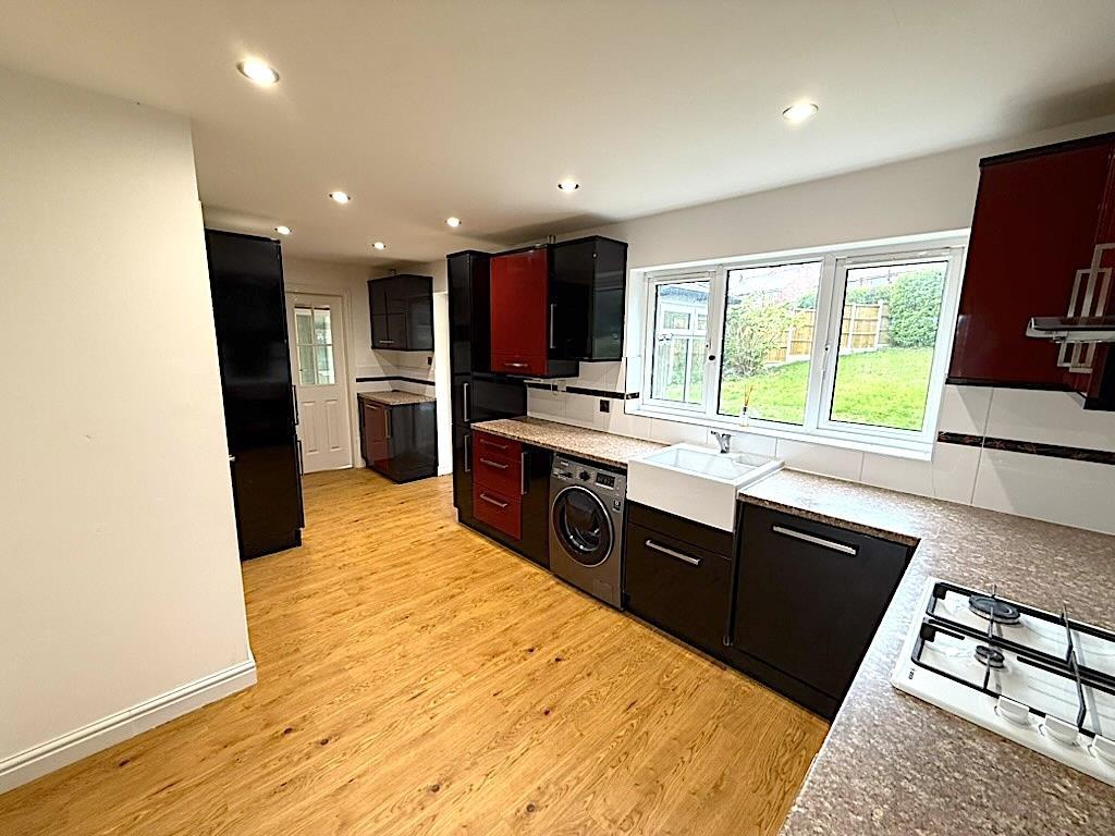 Kitchen 4th.jpg