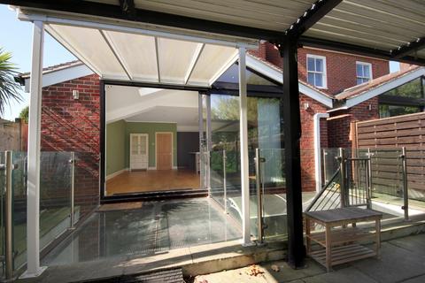 13 Ascott Avenue, London, W5 3XL