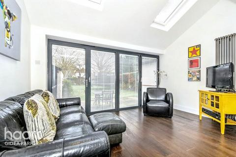 4 bedroom detached house for sale, Balgores Lane, Exhibition, Gidea Park, RM2 5JU