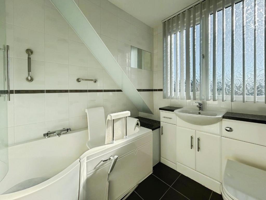 Pbox-bathroom-340540.jpeg
