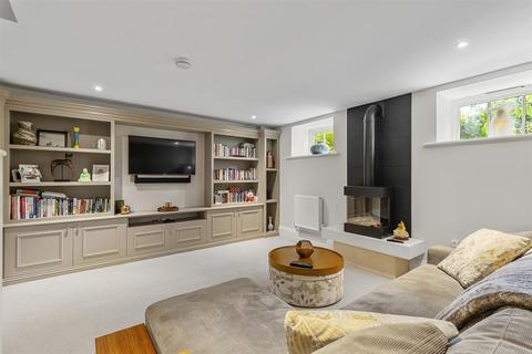 3 bedroom end of terrace house for sale, Main Street, Burley in Wharfedale LS29