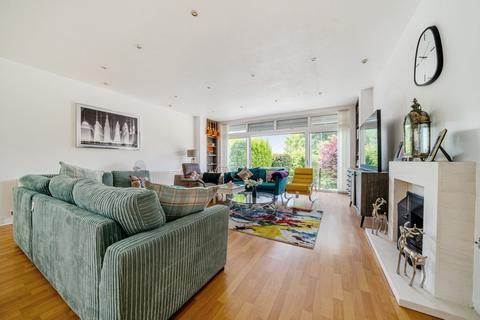 4 bedroom detached house to rent, Sutherland Avenue, Biggin Hill, Kent, TN16