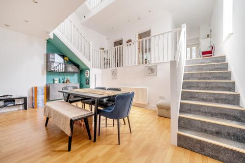 4 bedroom detached house to rent, Sutherland Avenue, Biggin Hill, Kent, TN16