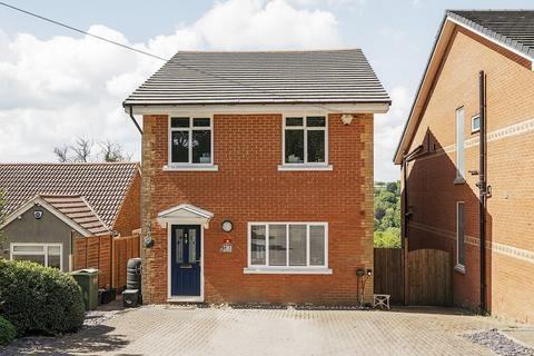 4 bedroom detached house to rent, Sutherland Avenue, Biggin Hill, Kent, TN16