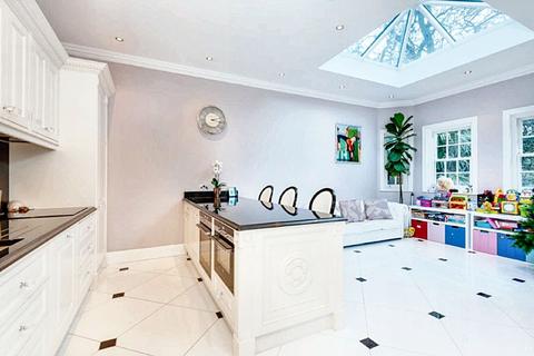 3 bedroom flat for sale, Greencroft Gardens, London, NW6