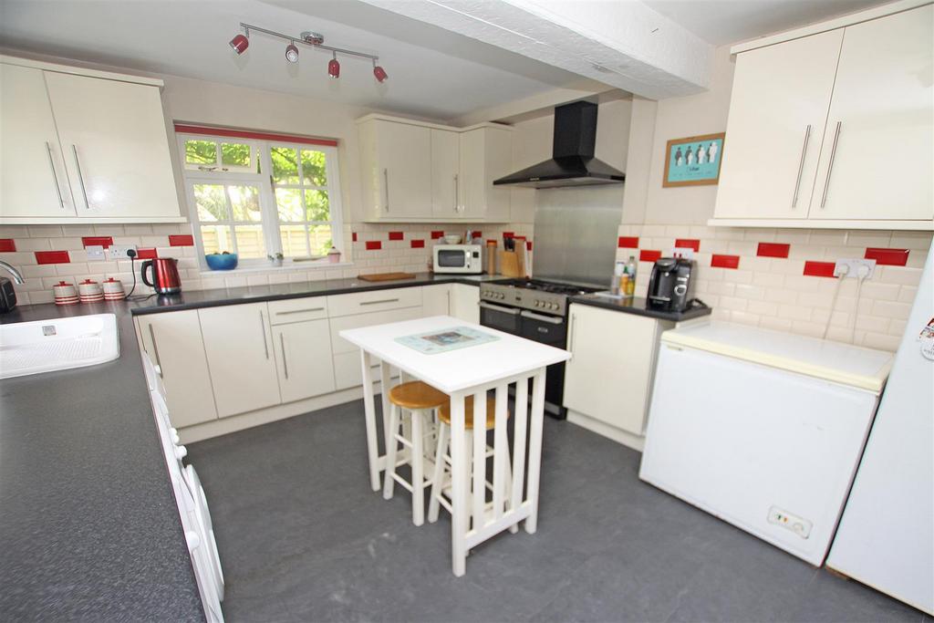 Kitchen b.jpg