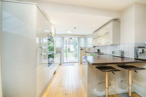 3 bedroom flat for sale, Drewstead Road, London SW16