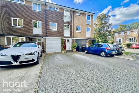 4 bedroom townhouse for sale, Staines Square, Dunstable