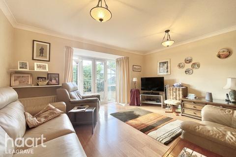 4 bedroom townhouse for sale, Staines Square, Dunstable