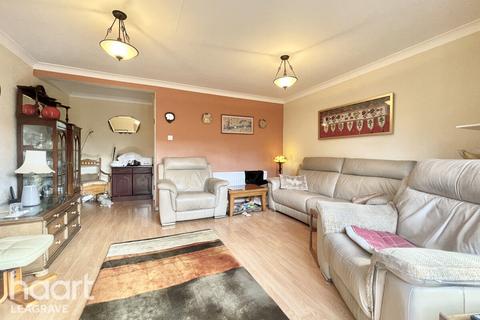 4 bedroom townhouse for sale, Staines Square, Dunstable