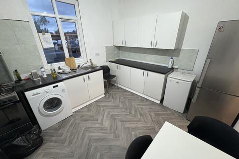 House share to rent, Green Lanes, London N13