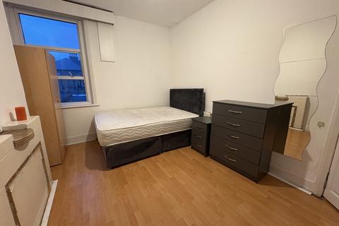House share to rent, Green Lanes, London N13