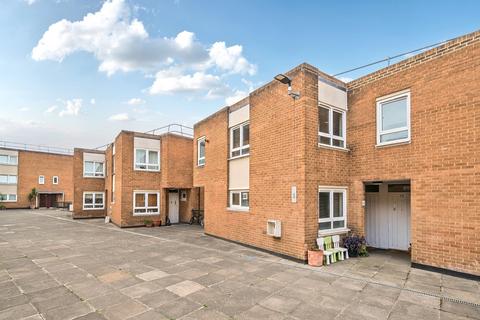 3 bedroom flat for sale, Walham Green Court, London, SW6