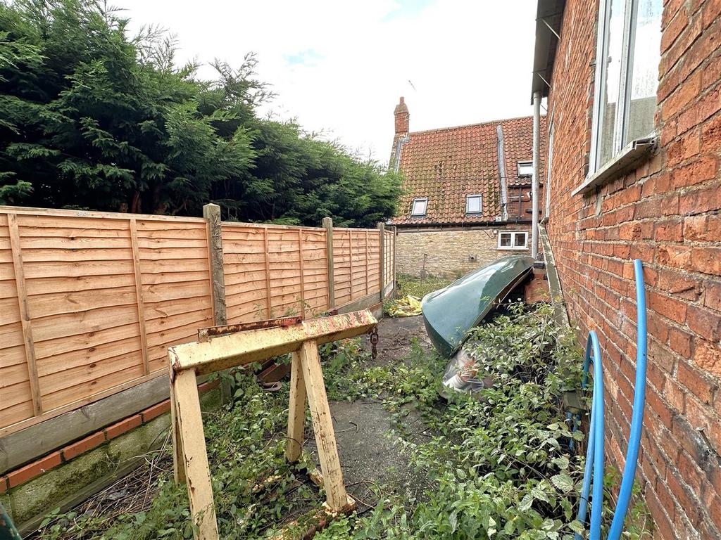 Rear External Space 041